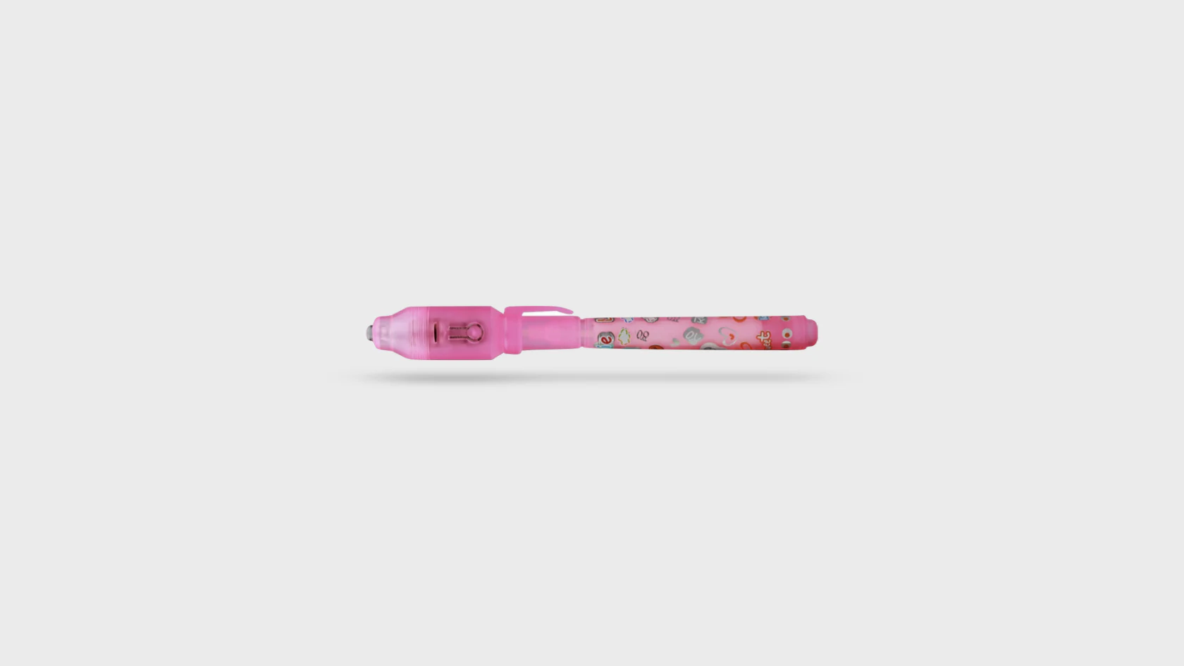 Stylo rose à motifs.