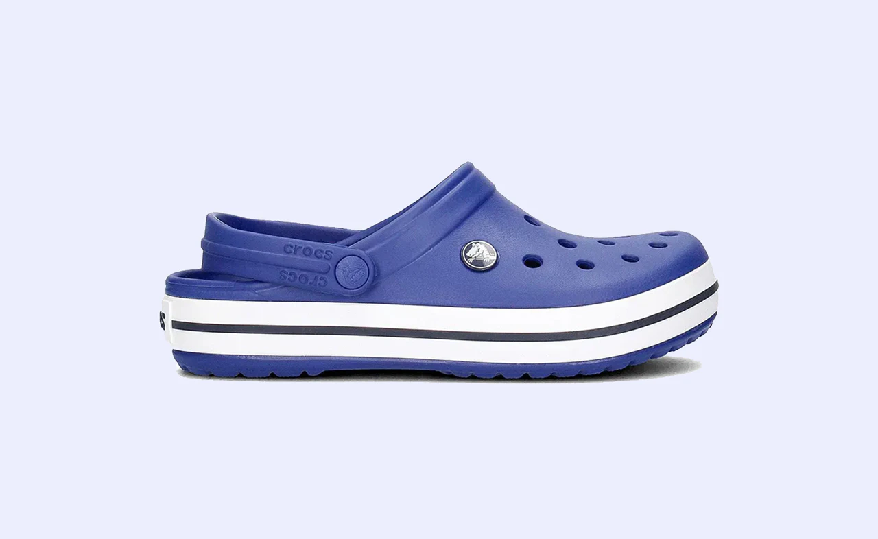 Sabot Crocs bleu à semelle épaisse rayée.