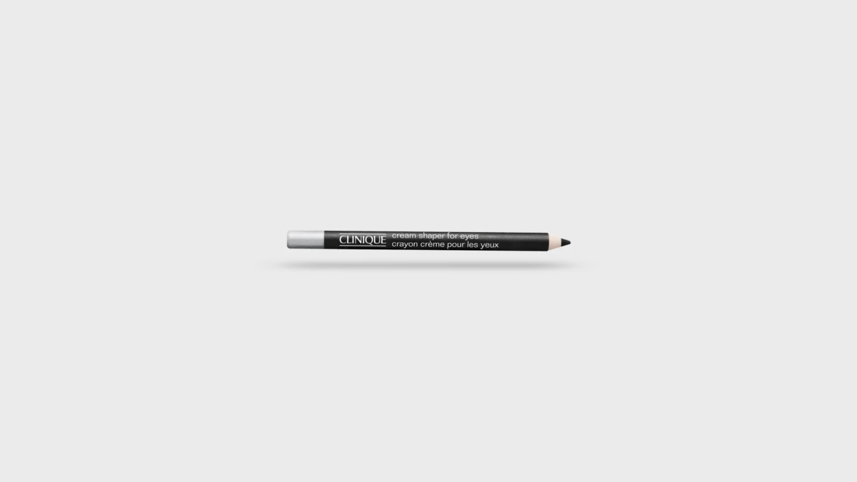Court crayon noir avec gomme.