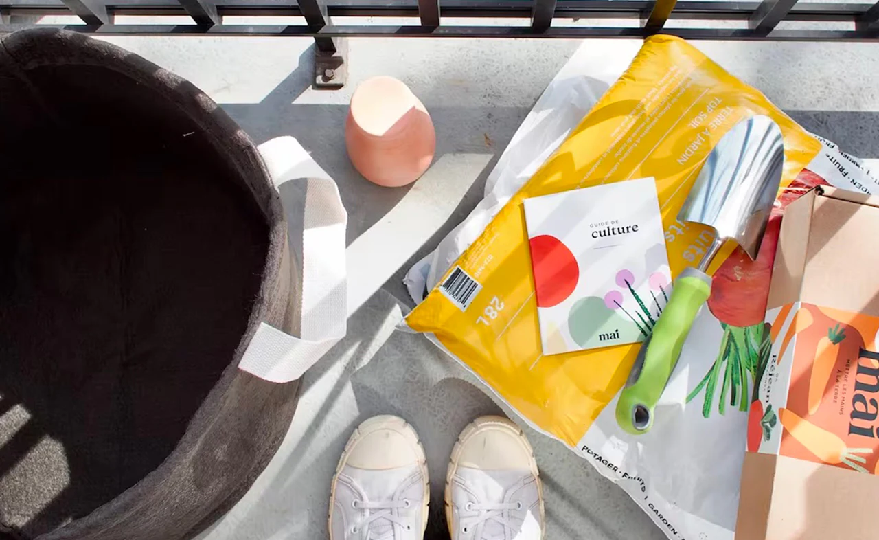 Produits et accessoires présentés dans des emballages colorés.