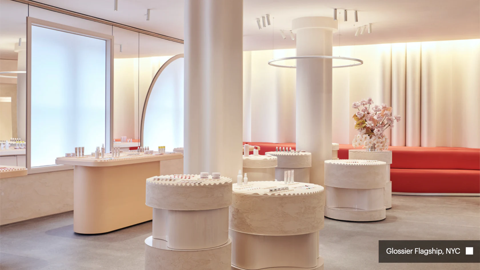 Intérieur clair du magasin Glossier de New York.