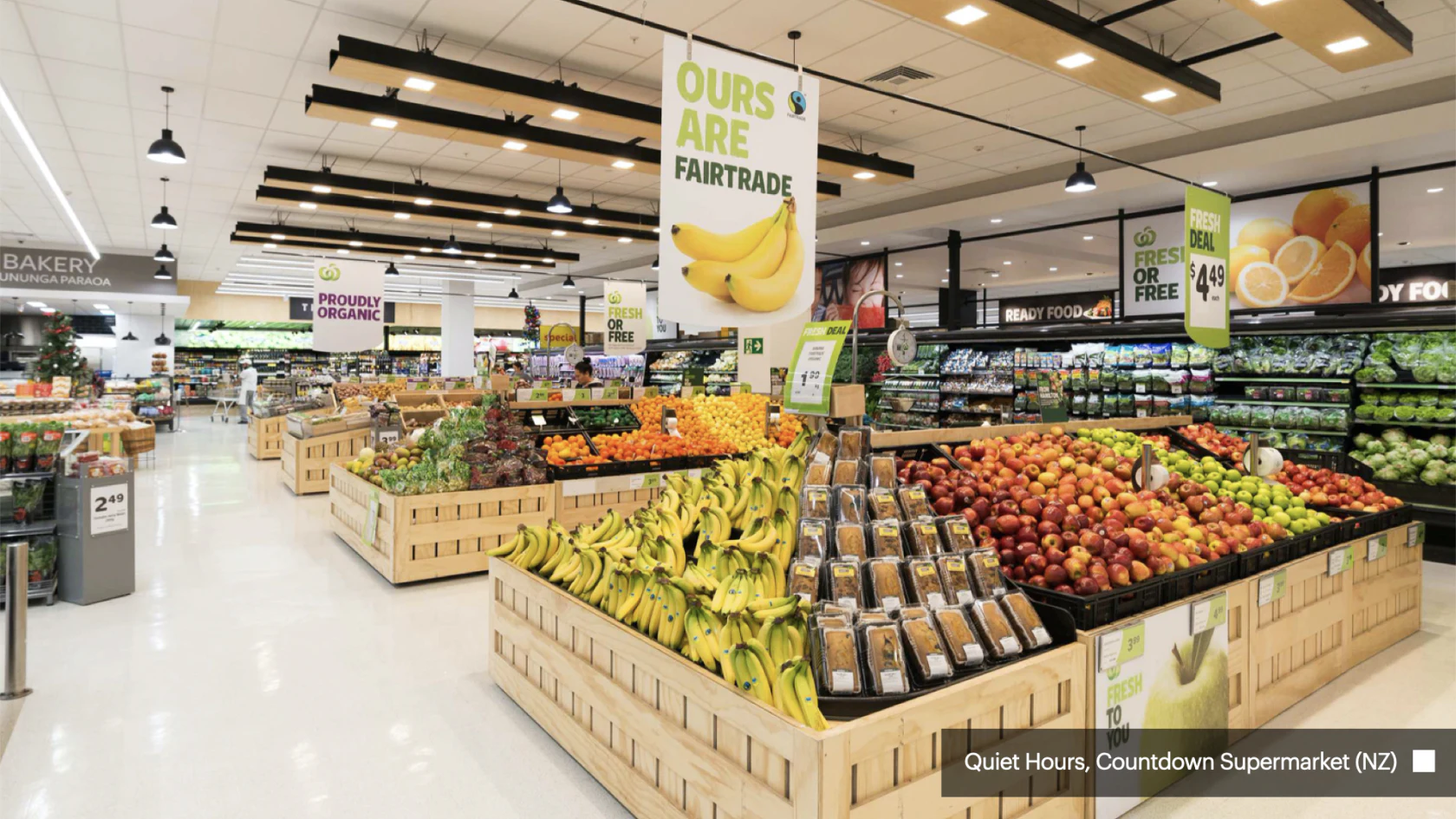 Rayon de fruits et légumes d’un supermarché proposant des heures calmes.