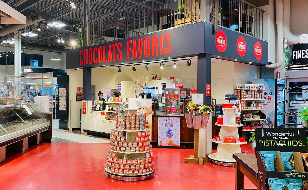 Comptoir Chocolats Favoris intégré à un magasin.