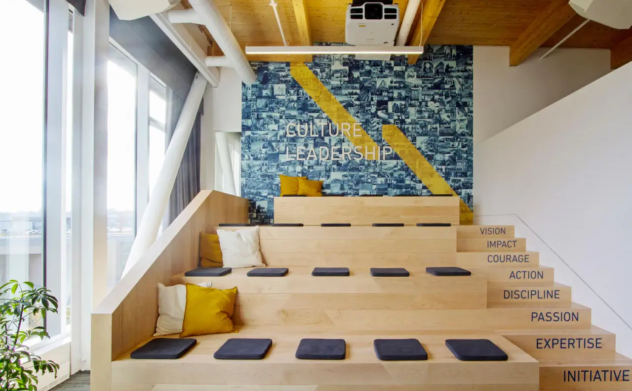 Espace de travail avec des gradins en bois et des mots décrivant des valeurs.
