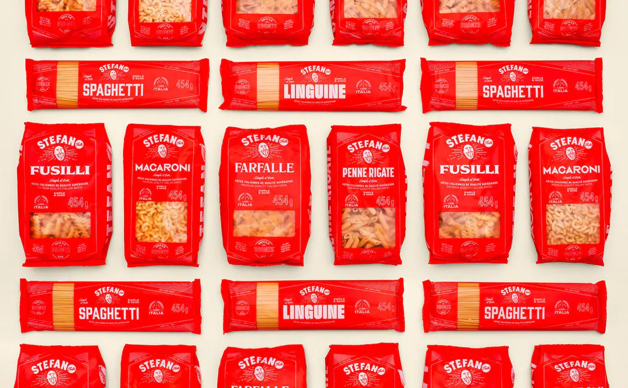 Gamme de pâtes Stefano dans des emballages rouges.