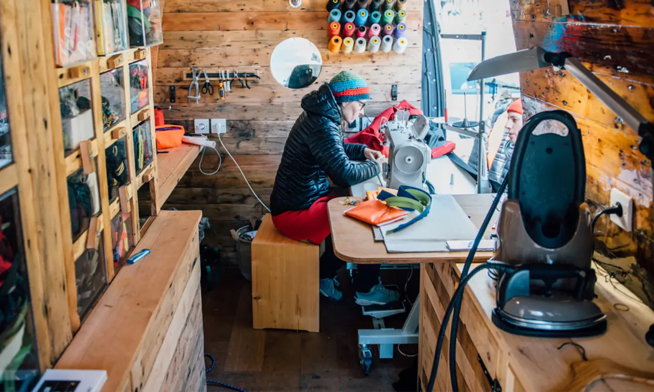 Atelier de réparation de vêtements avec une machine à coudre.