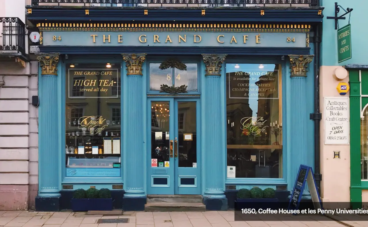 Devanture bleue du Grand Café, évoquant les cafés comme lieux d’échange.