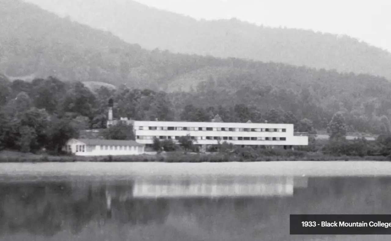 Bâtiment du Black Mountain College au bord de l’eau.