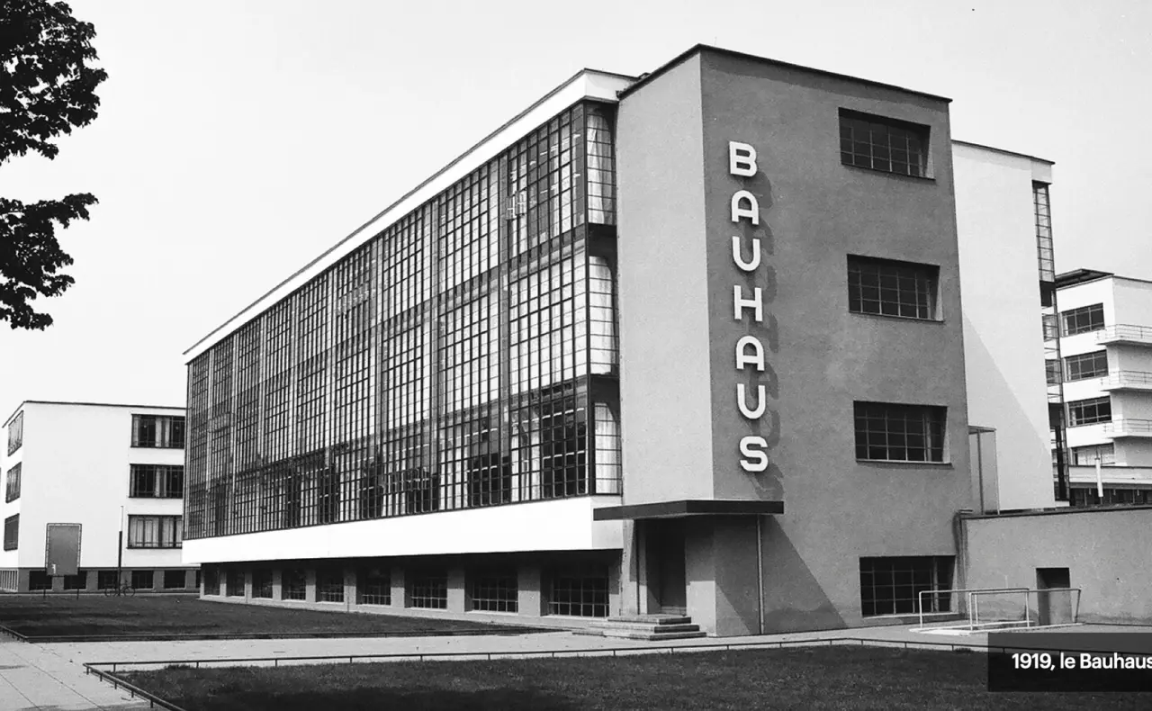 Façade vitrée du bâtiment du Bauhaus.