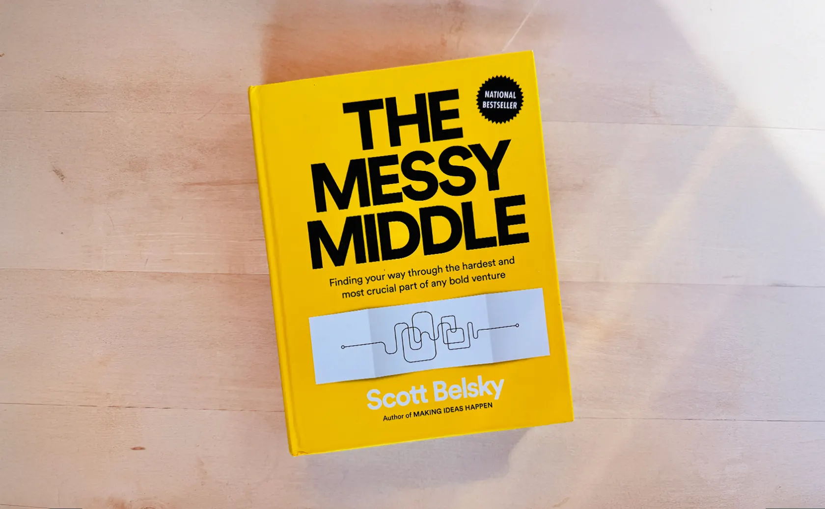 Couverture jaune du livre The Messy Middle de Scott Belsky.