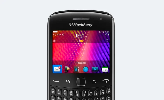 Téléphone BlackBerry avec écran et clavier physique.