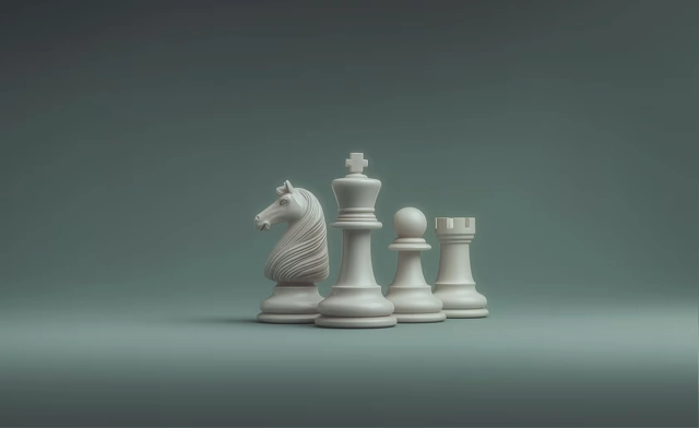 Quatre pièces d’échecs blanches sur un fond gris-vert.