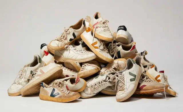 Amas de chaussures de sport usagées.