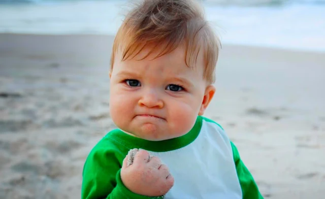 Enfant serrant le poing avec une expression déterminée.