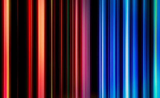 Bandes lumineuses rouges et bleues évoquant l’animation Netflix.