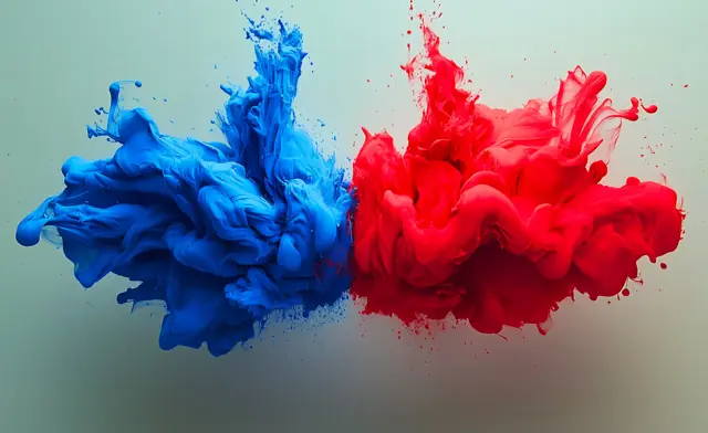 Nuages de peinture bleue et rouge se rencontrant.