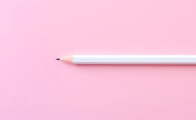 Crayon blanc sur un fond rose.