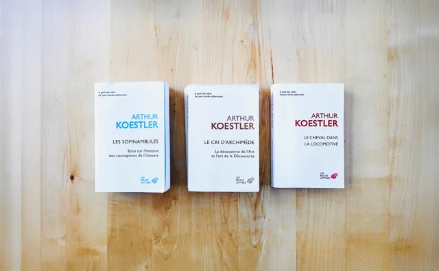 Trois volumes d’Arthur Koestler sur l’acte de création, posés côte à côte.