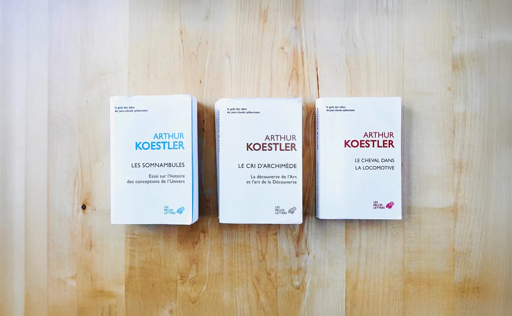 Trois volumes d’Arthur Koestler sur l’acte de création, posés côte à côte.