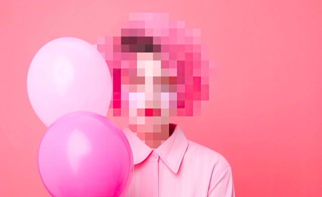 Portrait au visage pixellisé entouré de ballons roses.