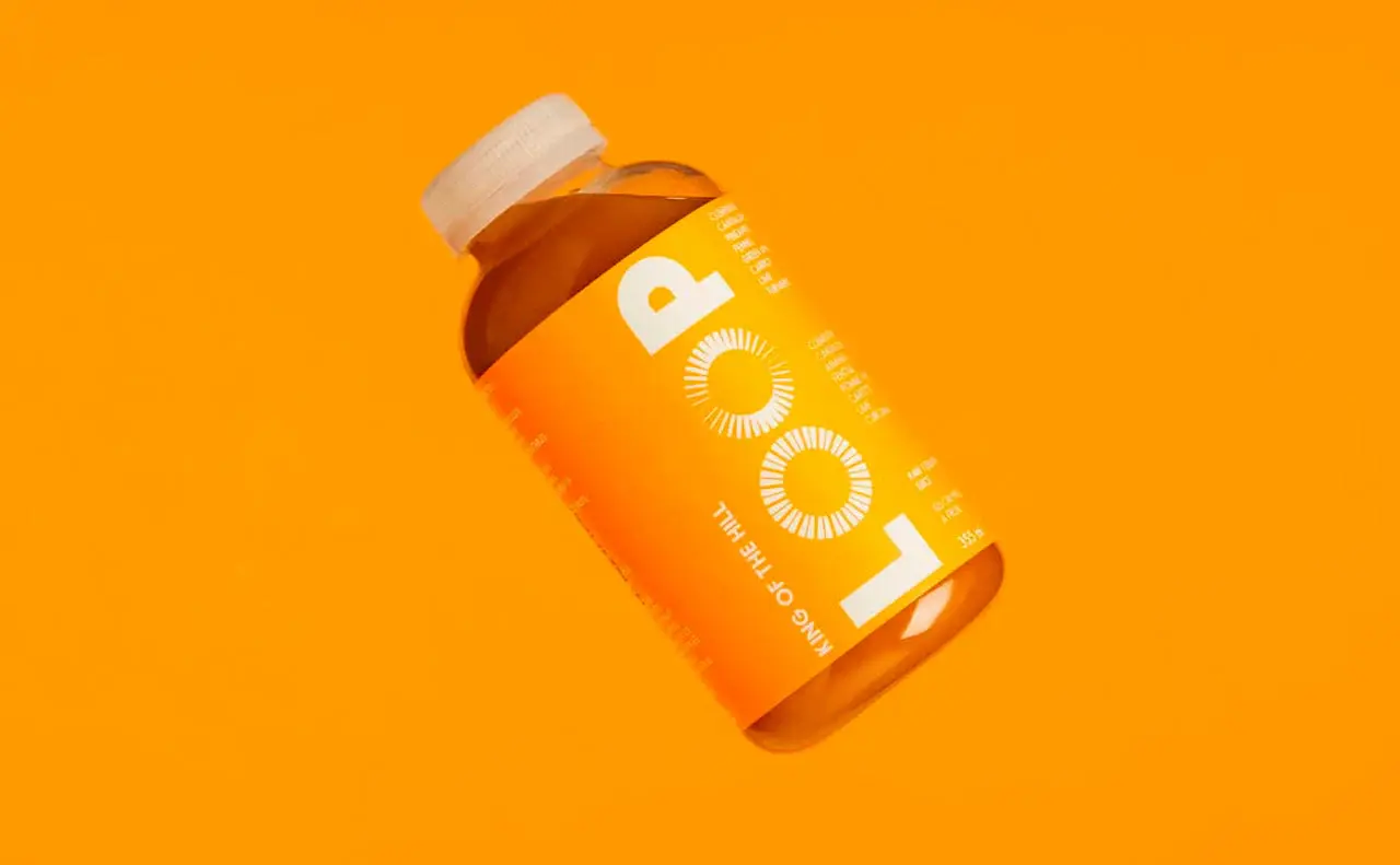 Bouteille de jus LOOP sur un fond orange.