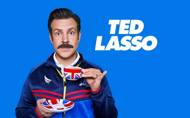 Ted Lasso tenant une tasse et une soucoupe aux couleurs britanniques.