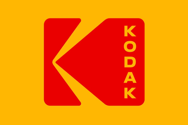 Logo Kodak rouge sur un fond jaune.
