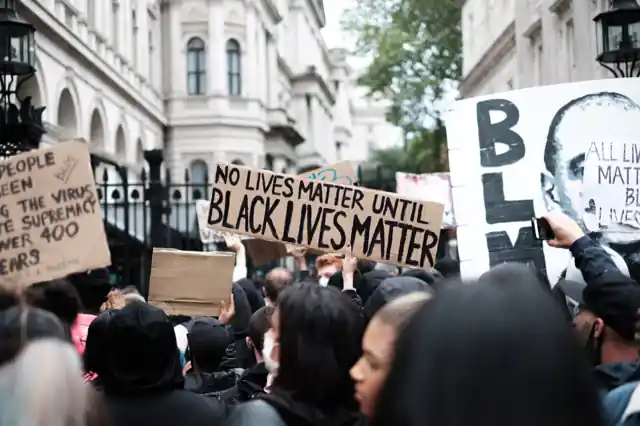 Manifestation avec des pancartes Black Lives Matter.