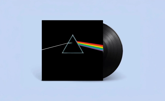 Disque vinyle et pochette représentant un prisme traversé par un rayon multicolore.