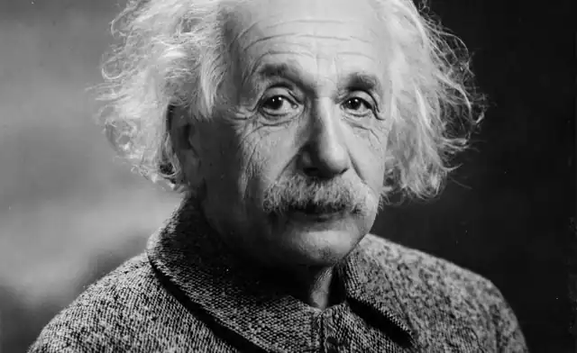 Portrait d’Albert Einstein en noir et blanc.