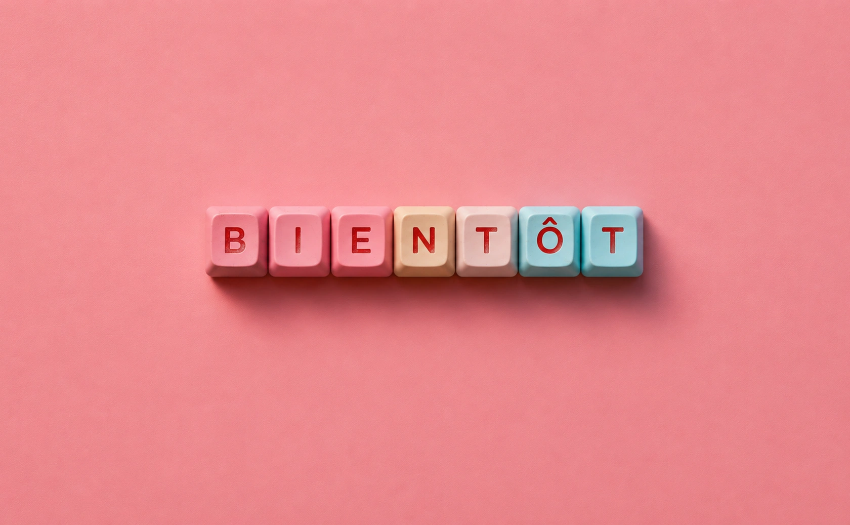 Touches de clavier formant le mot BIENTÔT