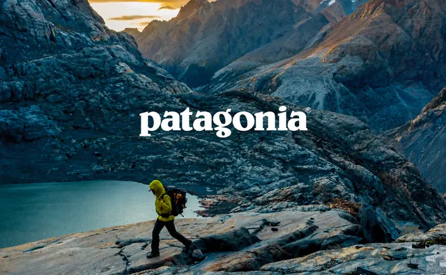Logo Patagonia sur un paysage de montagne parcouru par un randonneur.