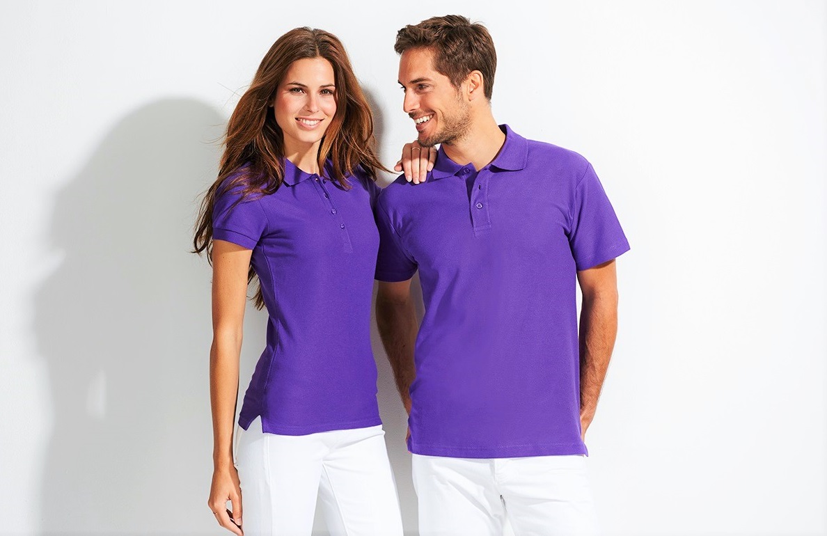 Polo azul marino cuello redondo con estampado blanco