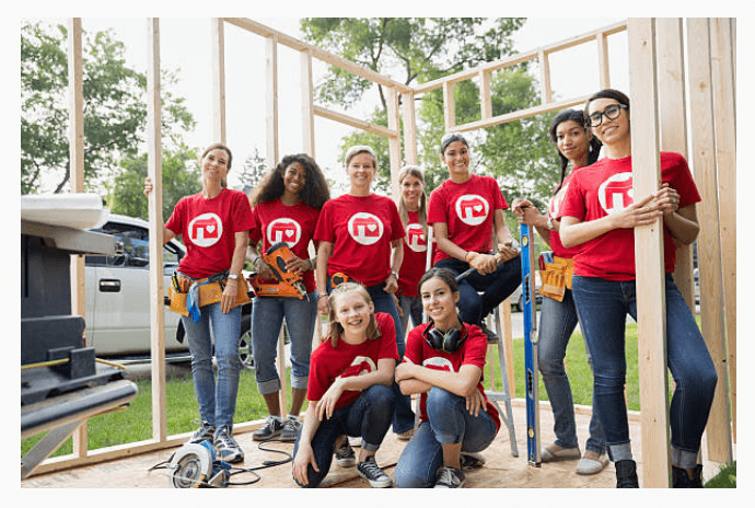 equipo con su polo publicitario rojo