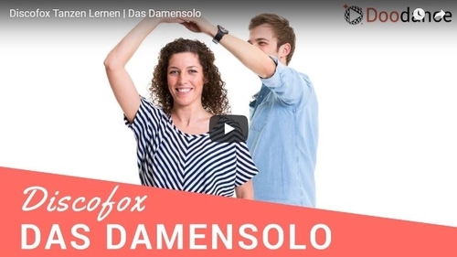 Zwei Tanzlehrer zeigen Discofox Figur Damensolo