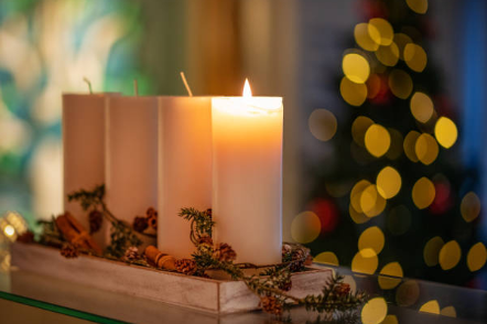 Ett ljus tänt av fyra advent