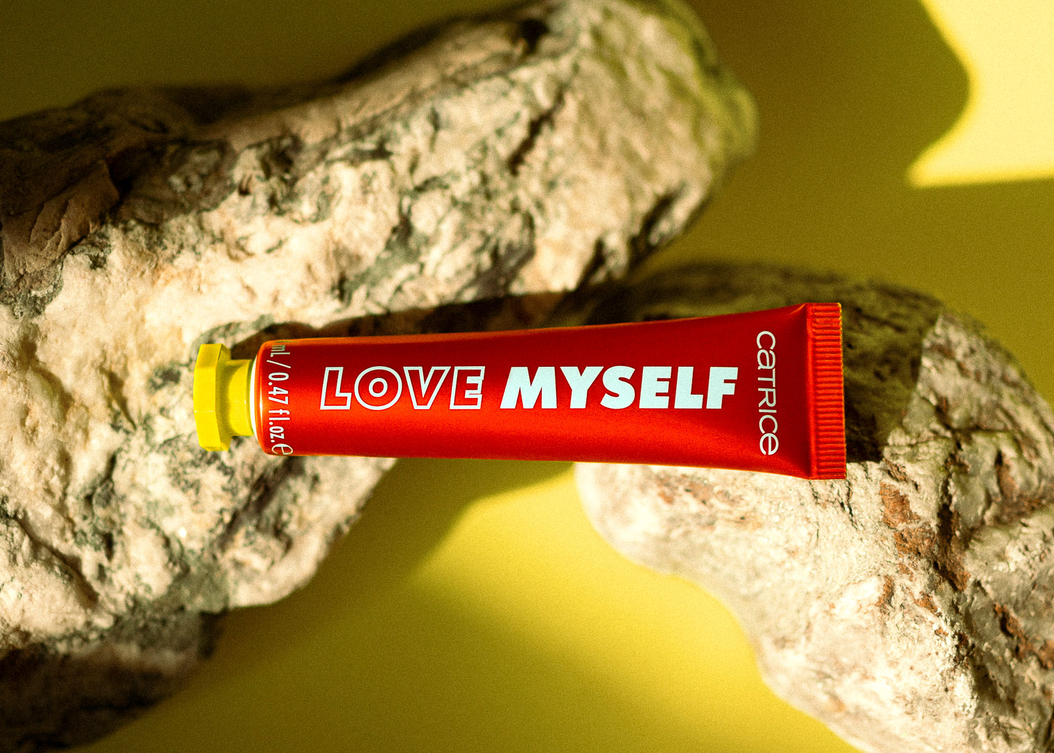 A free product photography series, photographed by Sarah Häfner. Color contrast experiment with cosmetics, stones and natural light.