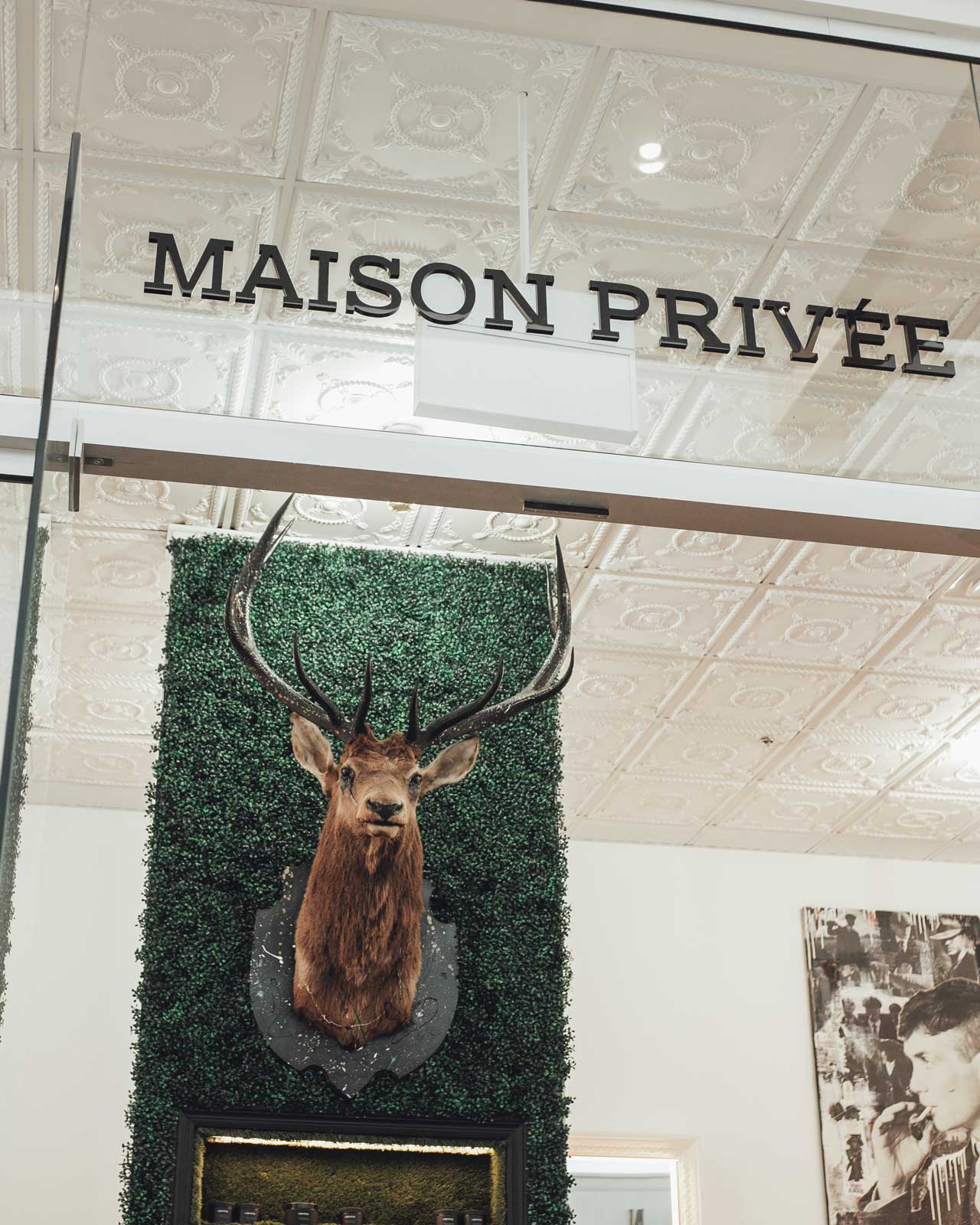 Maison Privée sign and deer