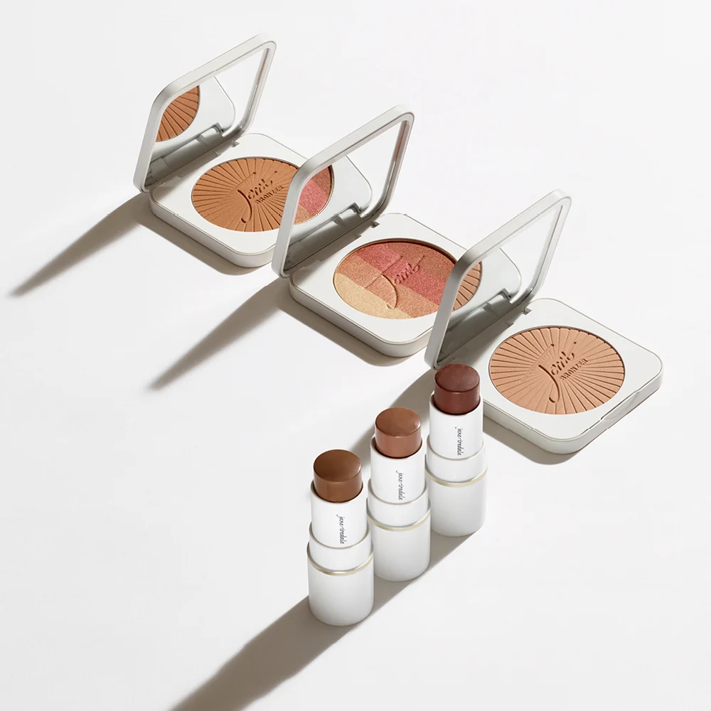Markeer, contour of borstel een gezonde gloed met zachte, natuurlijke minerale make-up voor de wangen.