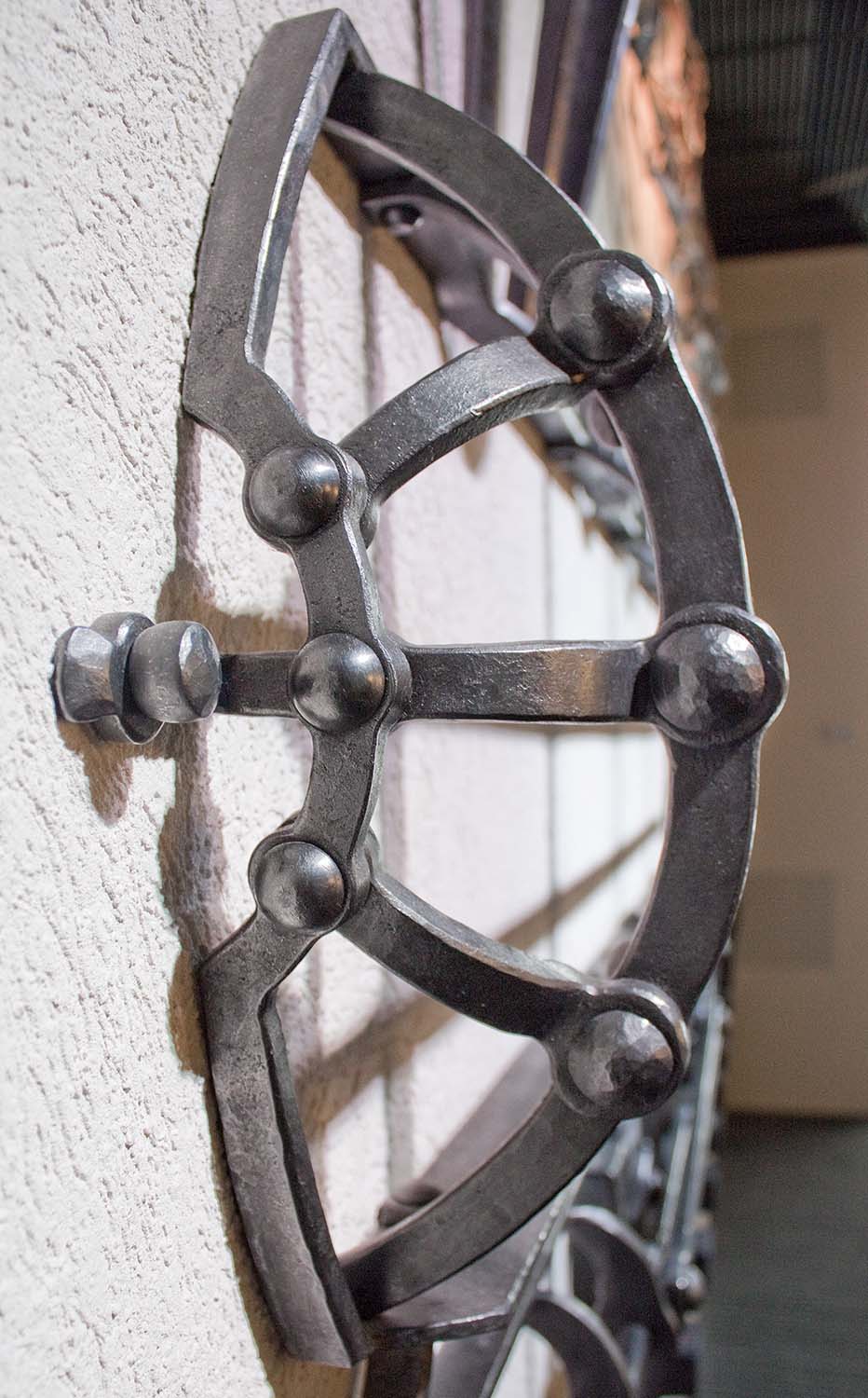 Niittauksia ja taottuja liitoksia, custom metalwork