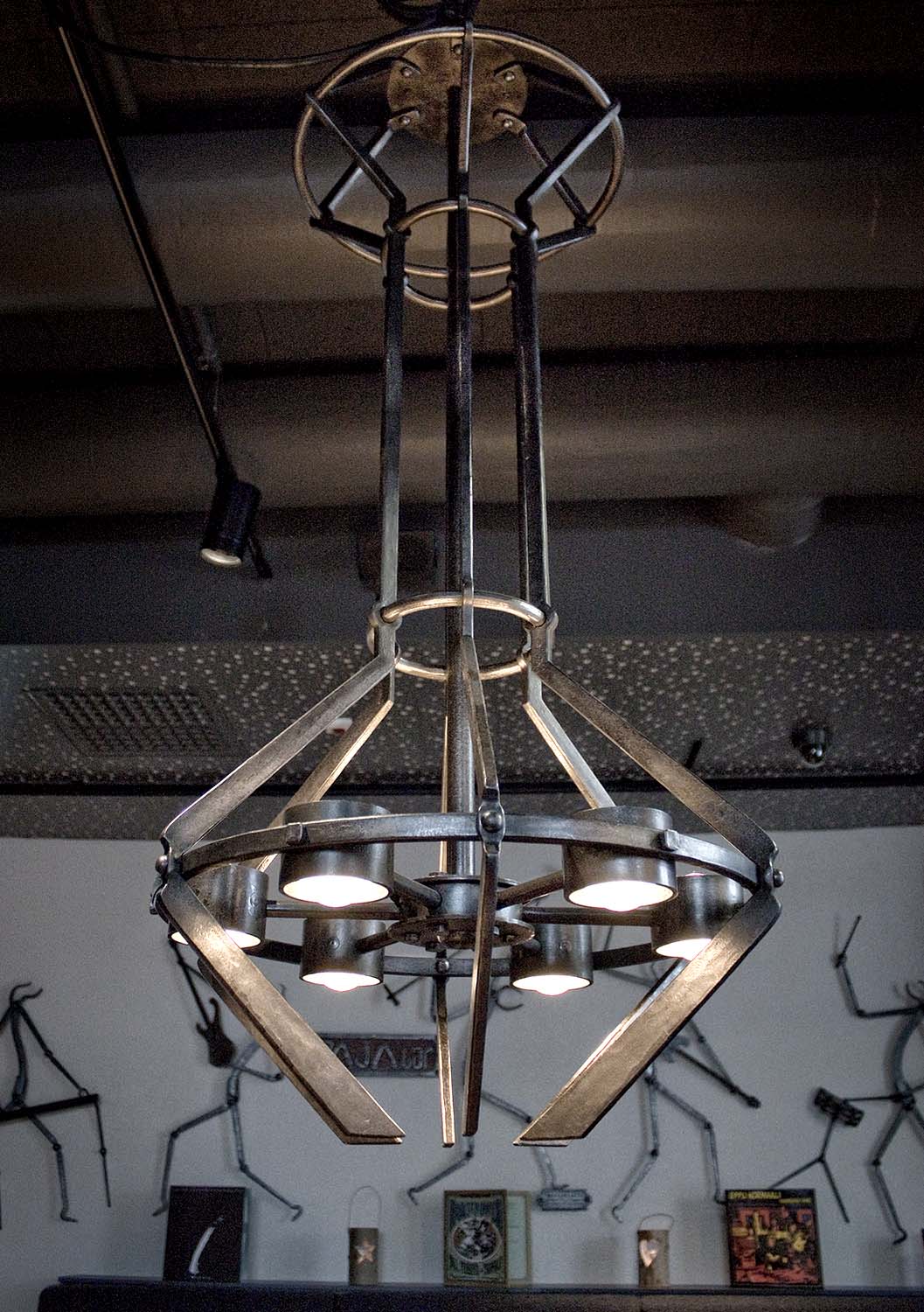 Teräksinen taottu valaisin, metalli