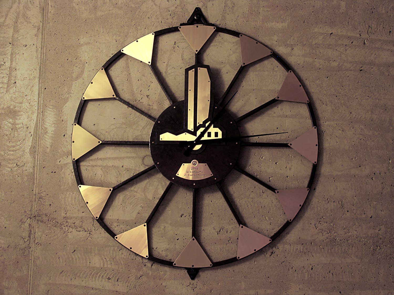 Taottu seinäkello, kiiltävä metalli