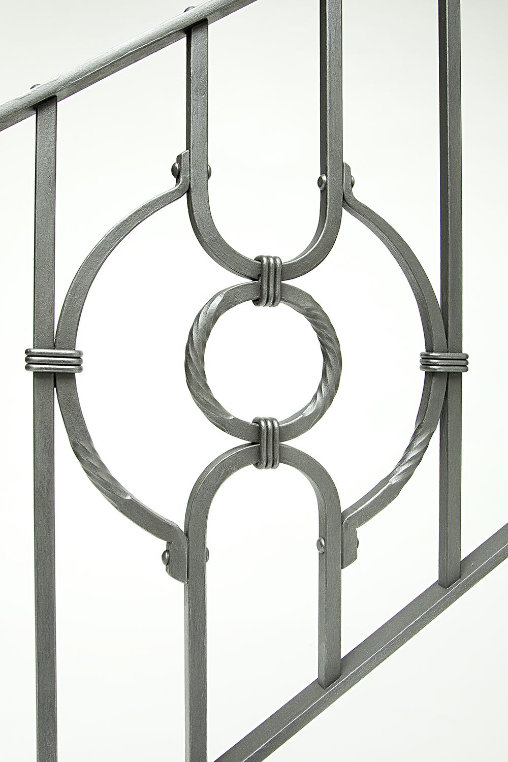 Mittatilaustyönä tehty uniikki porraskaide