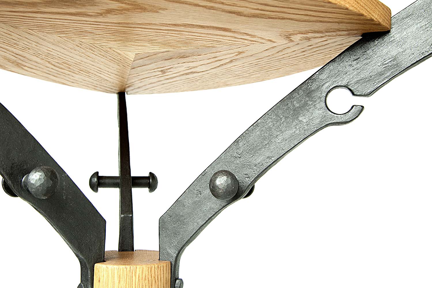 Naulakko puusta ja metallista