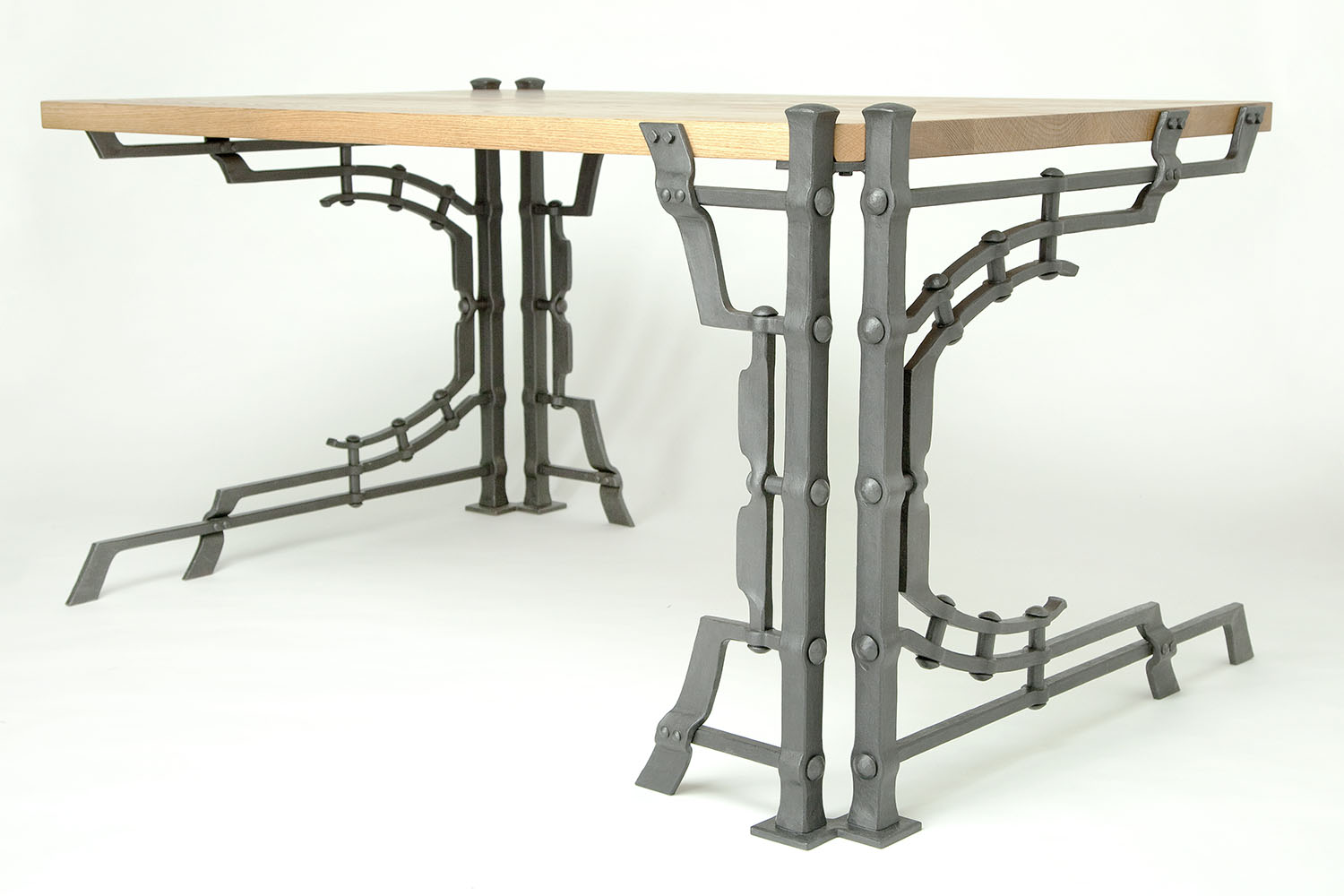 Pöydän taotut teräsjalat, neuvottelupöytä