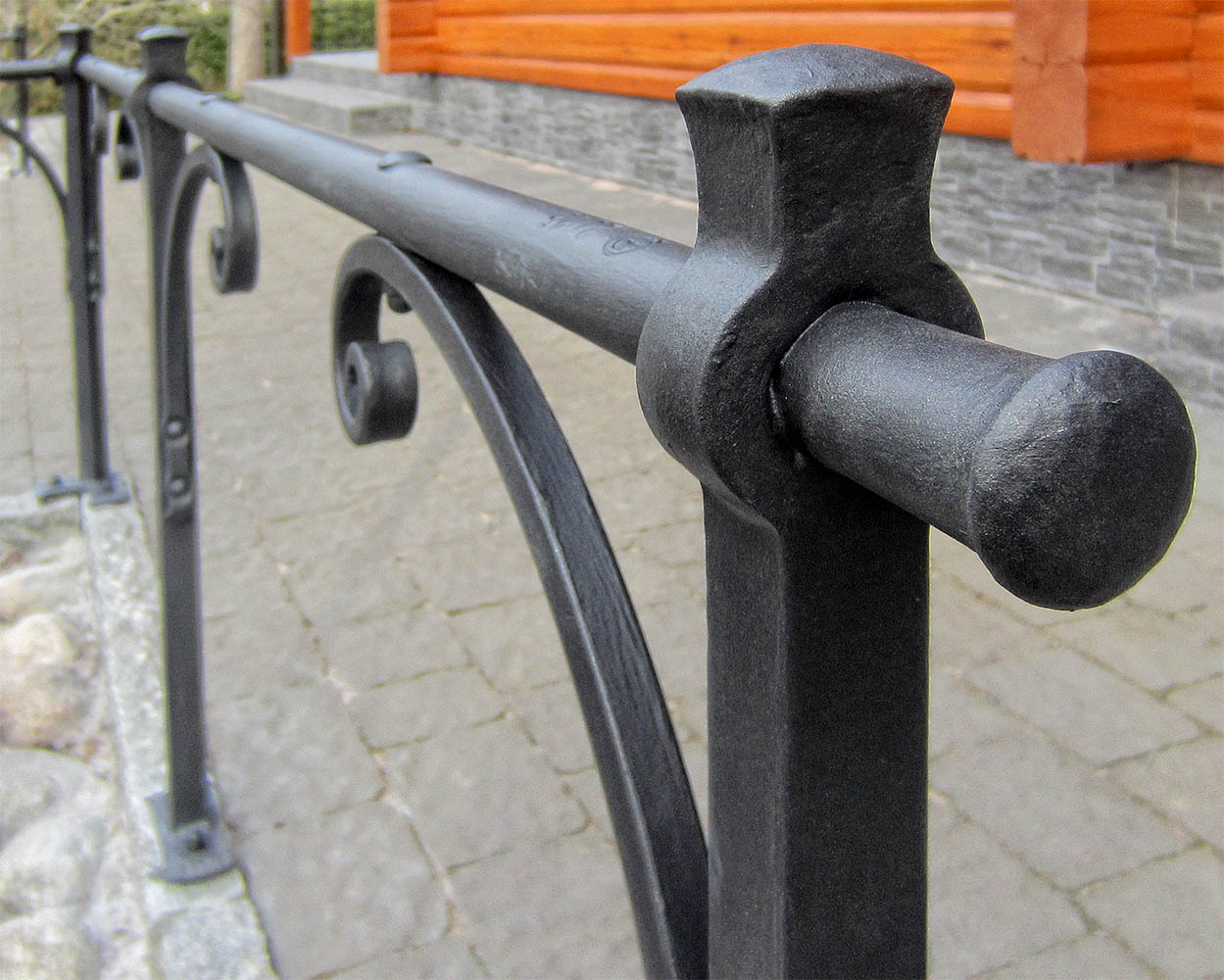 Koristeellinen taottu tolppa