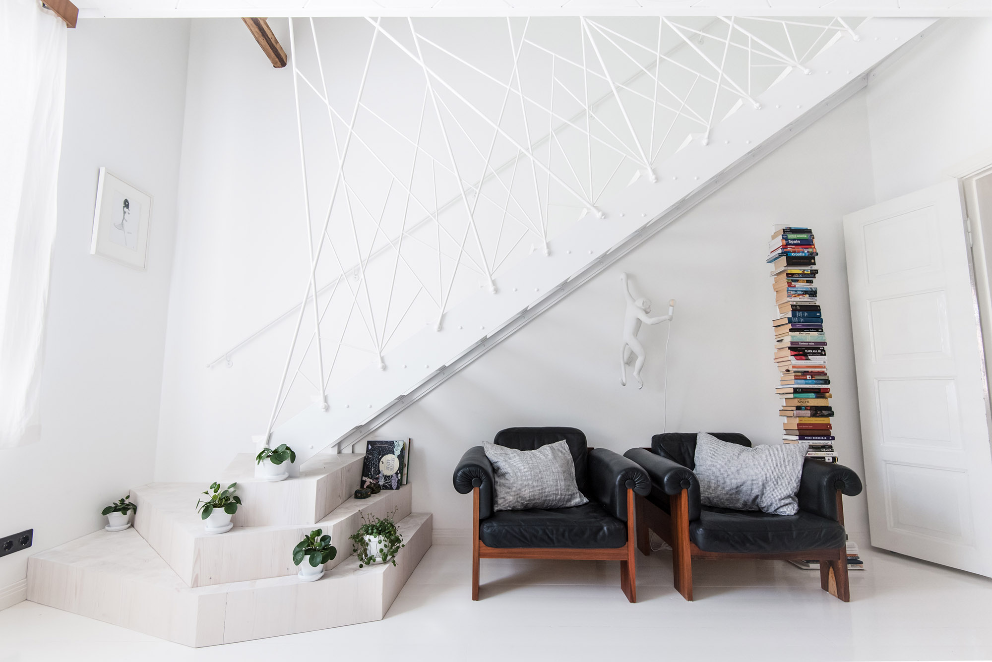 Moderni porraskaide, teräsportaat, kodin sisustus