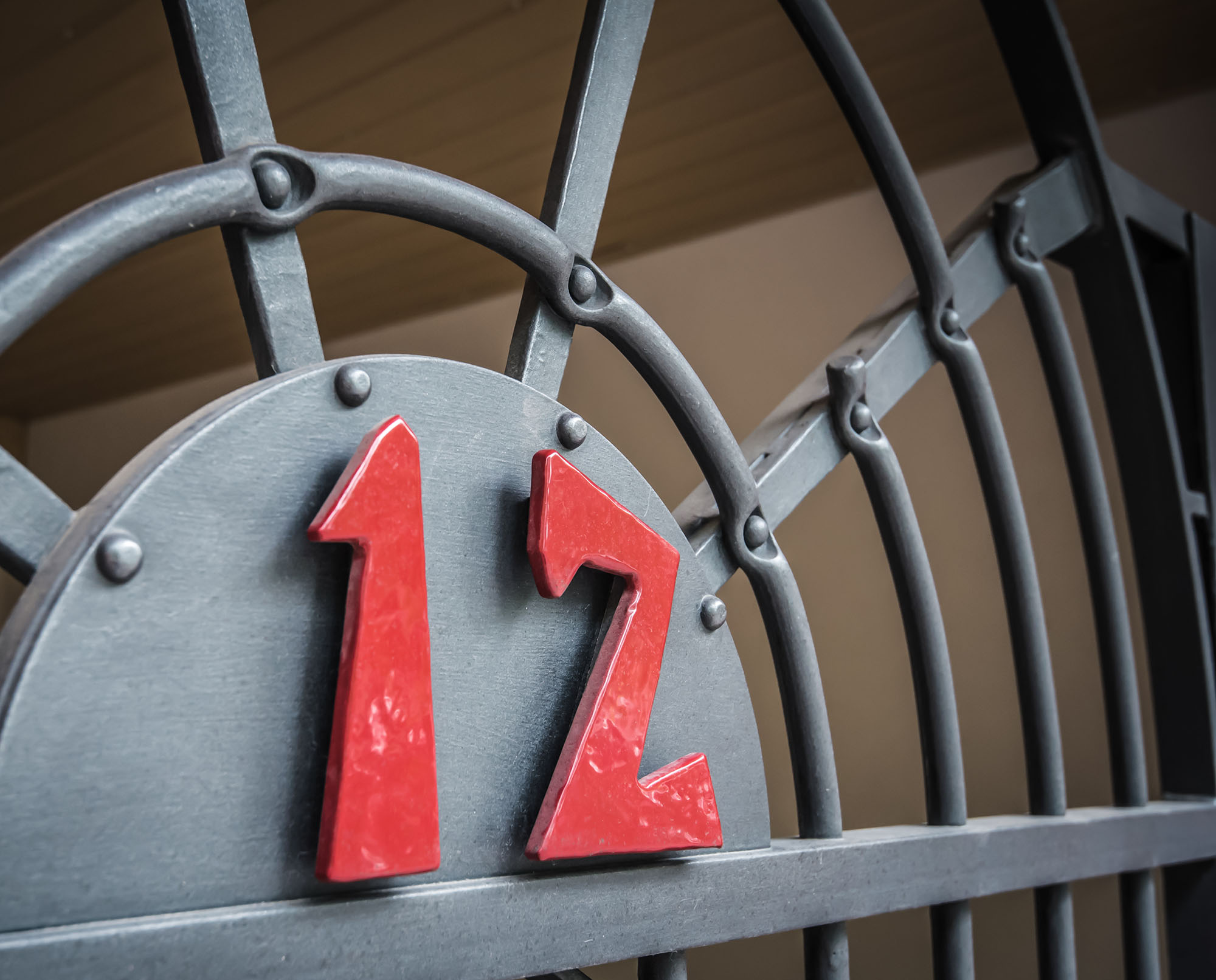 Taottu metalliportti, katunumero