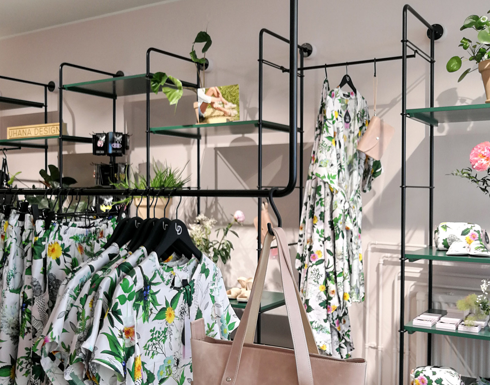 Uhana Designin myymäläkalusteet mittatilaustyönä, Tampere