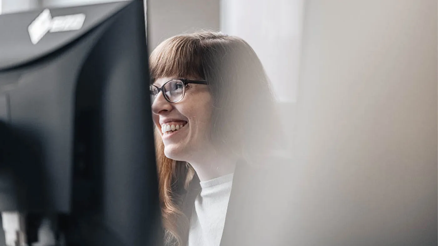 Monika Gräf am PC.